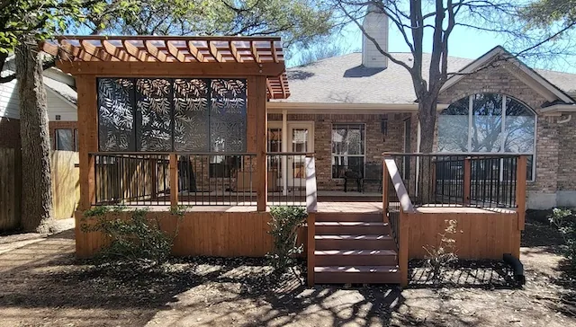 Cedar pergola with a decorative privacy screen over a deck with stairs