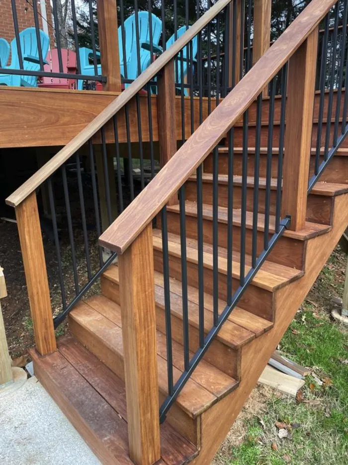 Wood railing with metal balusters
